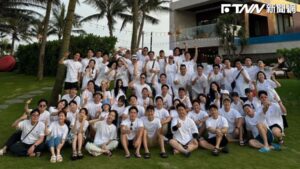 20位大咖演員同框！4天3夜上百萬員旅費　老闆「憲哥」竟一人全包