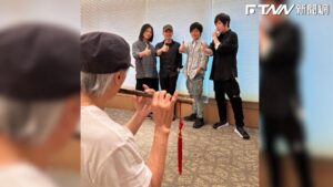 周星馳、五月天夢幻合體！星爺大秀吹簫絕活　向阿信自薦組「六月天」