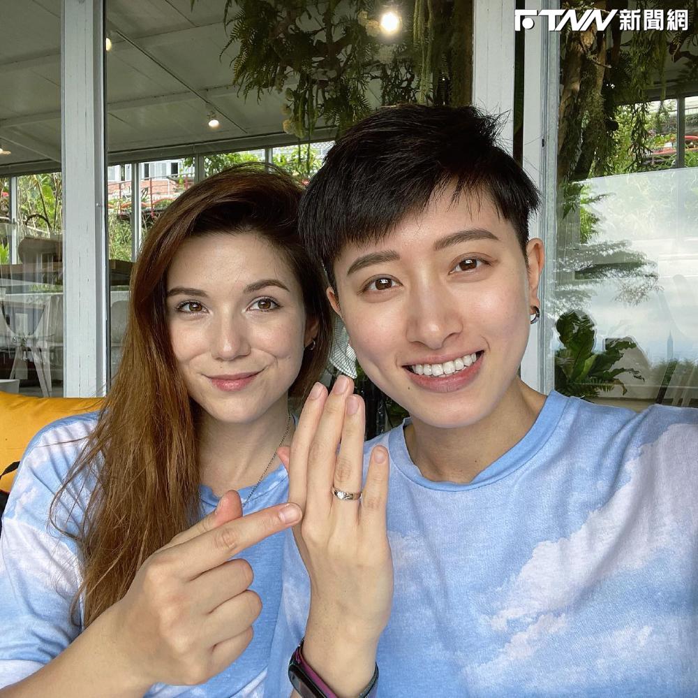 德國女友單膝下跪　《全明星》鄭靚歆答應求婚：用盡餘生來愛妳